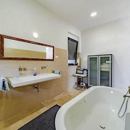 Gorgeous In Stankovici Apartamento Orebić